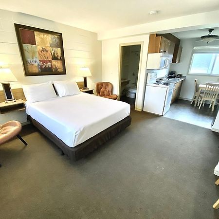 Arbutus Grove Motel Parksville Bagian luar foto